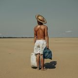 Mann steht in einer ausgetrockneten Landschaft