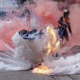 Brandsatz entzündet sich während einer Demonstration in Kenia