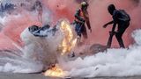 Brandsatz entzündet sich während einer Demonstration in Kenia