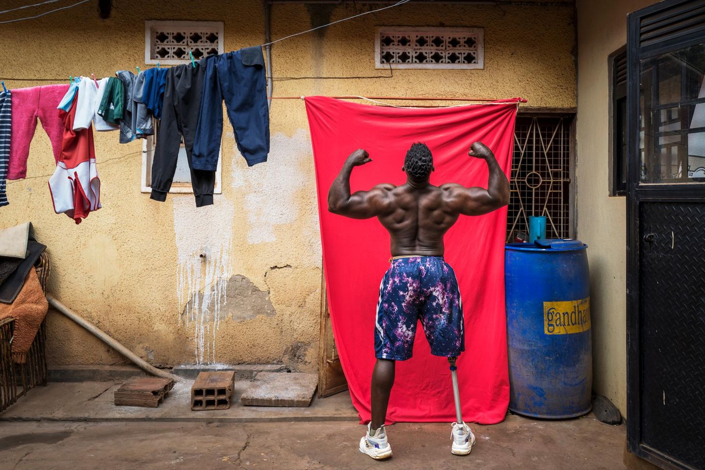 "Tamale Safalu" von Marijn Fidder Bodybuilder mit Beinprothese