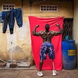 Bodybuilder mit Beinprothese