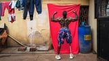 Bodybuilder mit Beinprothese