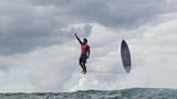 Surfer freut sich über gelungene Fahrt
