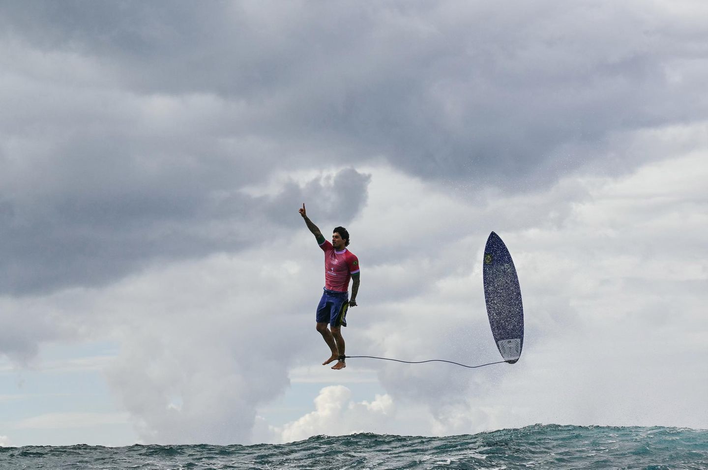"Gabriel Medina During the Paris 2024 Olympic Games" von Jerome Brouillet Surfer freut sich über gelungene Fahrt