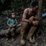 Migrant macht eine Pause auf seiner Route durch den Dschungel