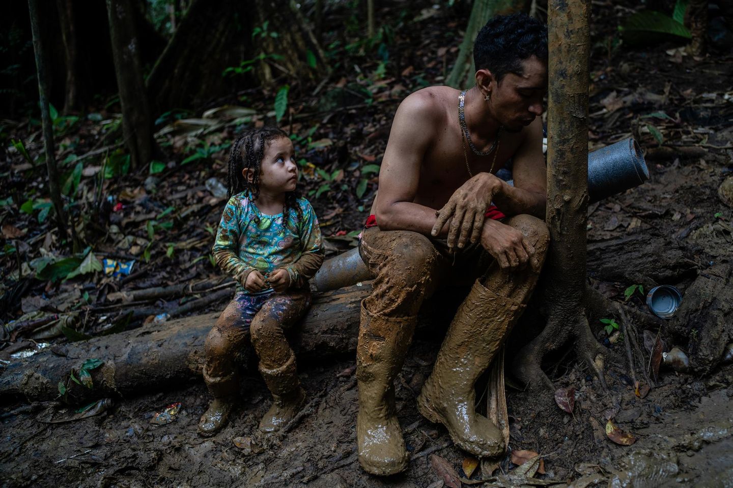 "Paths of Desparate Hope" von Federico Ríos Migrant macht eine Pause auf seiner Route durch den Dschungel