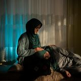 Mutter und Tochter in ihrem Haus in Afghanistan