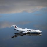 Ein Flugzeug steht auf einem überfluteten Rollfeld