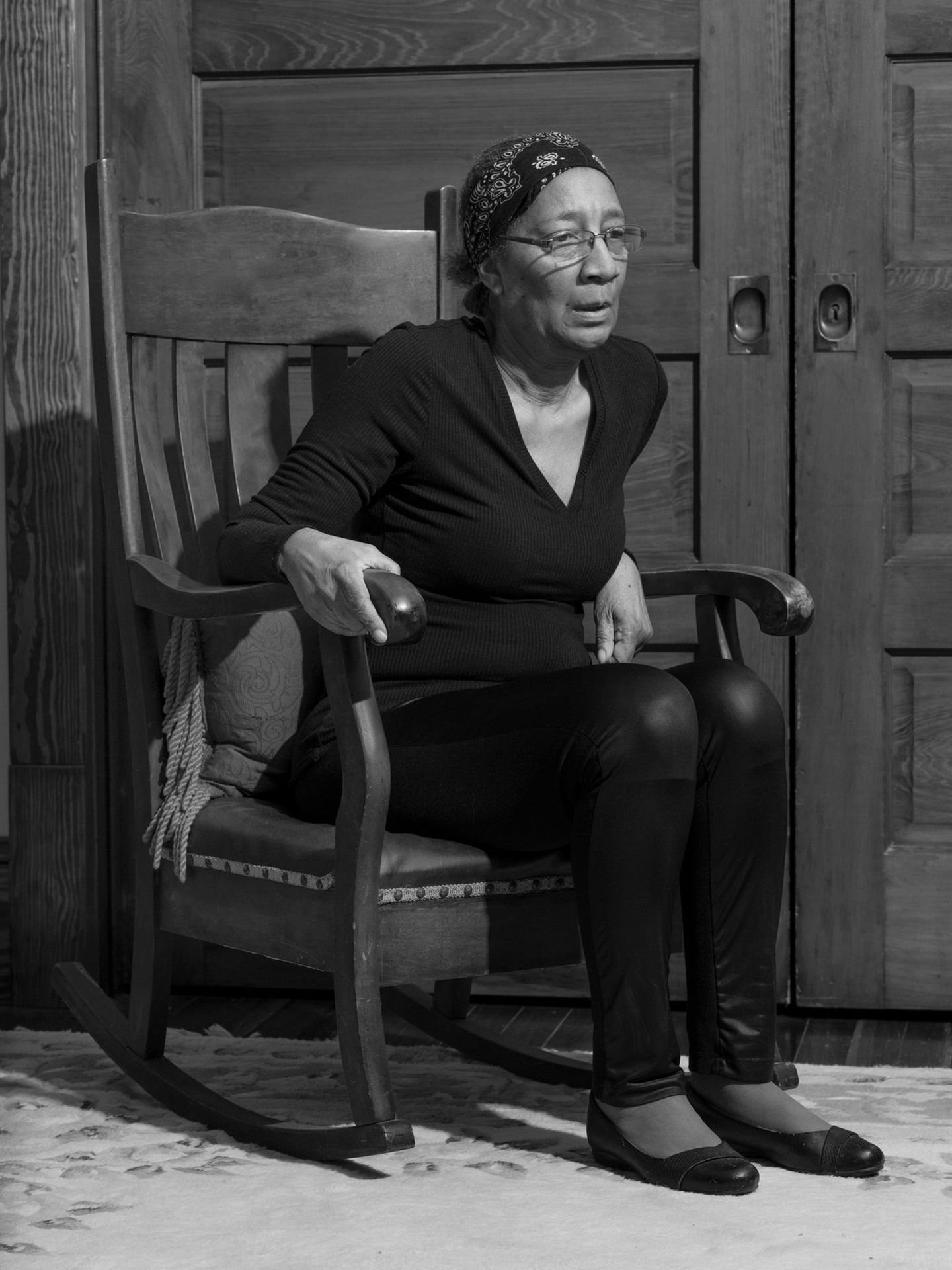 "Constance Wynn II, Wikes-Barre, Pennsylvania, 2025" von Philip Montgomery Schwarz-Weiß Porträt einer Frau in den USA nach der US-Wahl 2024