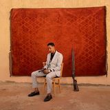 Bräutigam posiert mit einer Waffe im Sudan