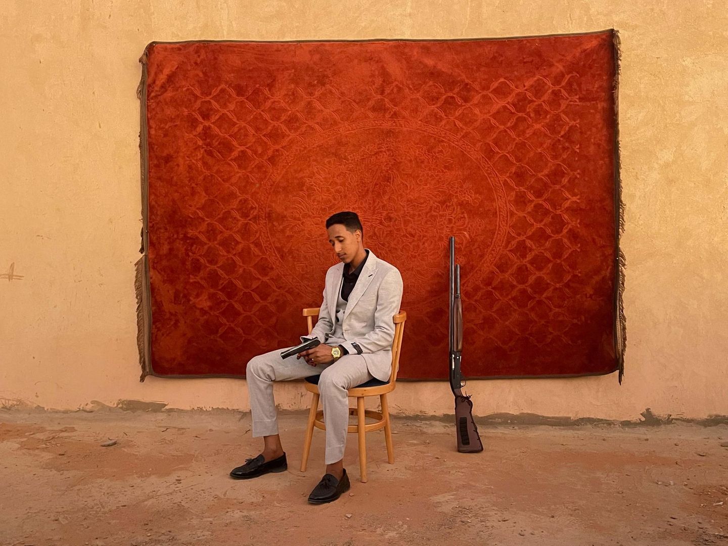 "Life Won't Stop" von Mosab Abushama Bräutigam posiert mit einer Waffe im Sudan