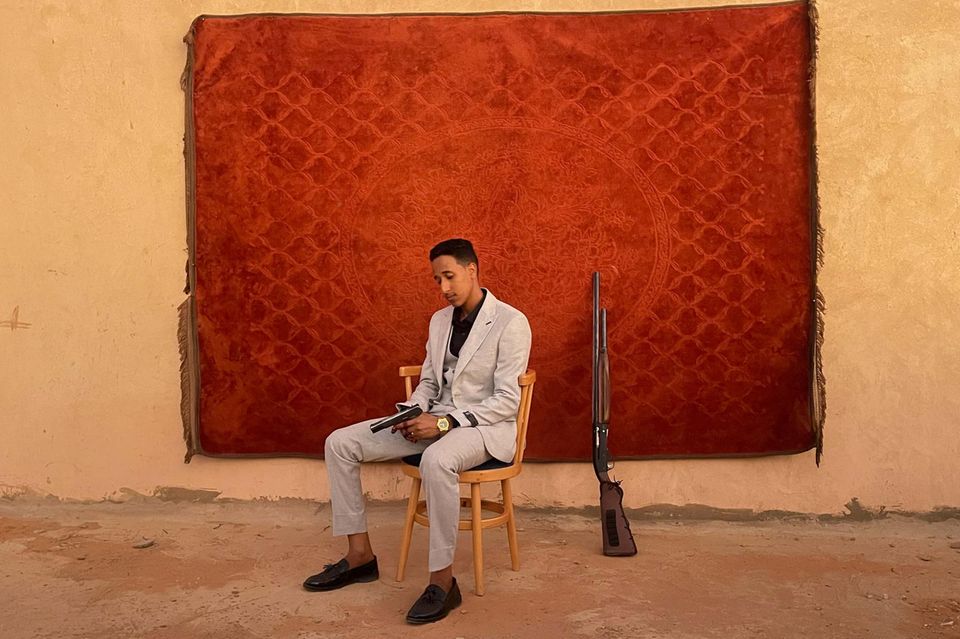 Bräutigam posiert mit einer Waffe im Sudan 1.3333