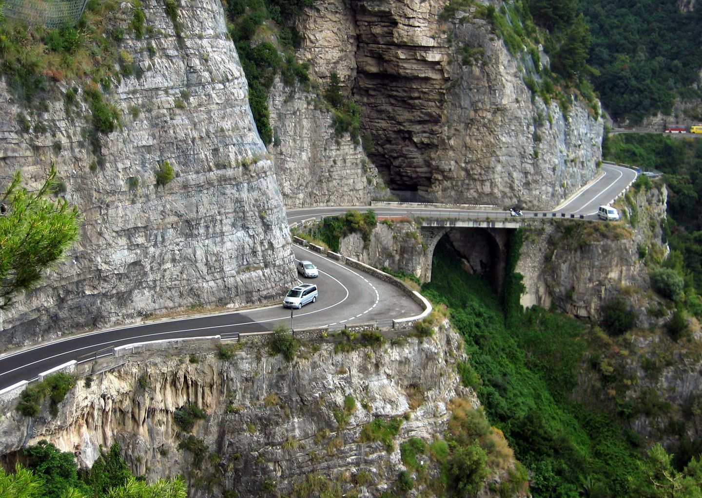 Amalfitana, Italien Pkws fahren zwischen Amalfi und Positano die Straße "Amalfitana" an der Amalfiküste entlang. Die Amalfitana zählt zu den schönsten Küstenstraßen der Welt und wurde im Jahre 1857 eröffnet.