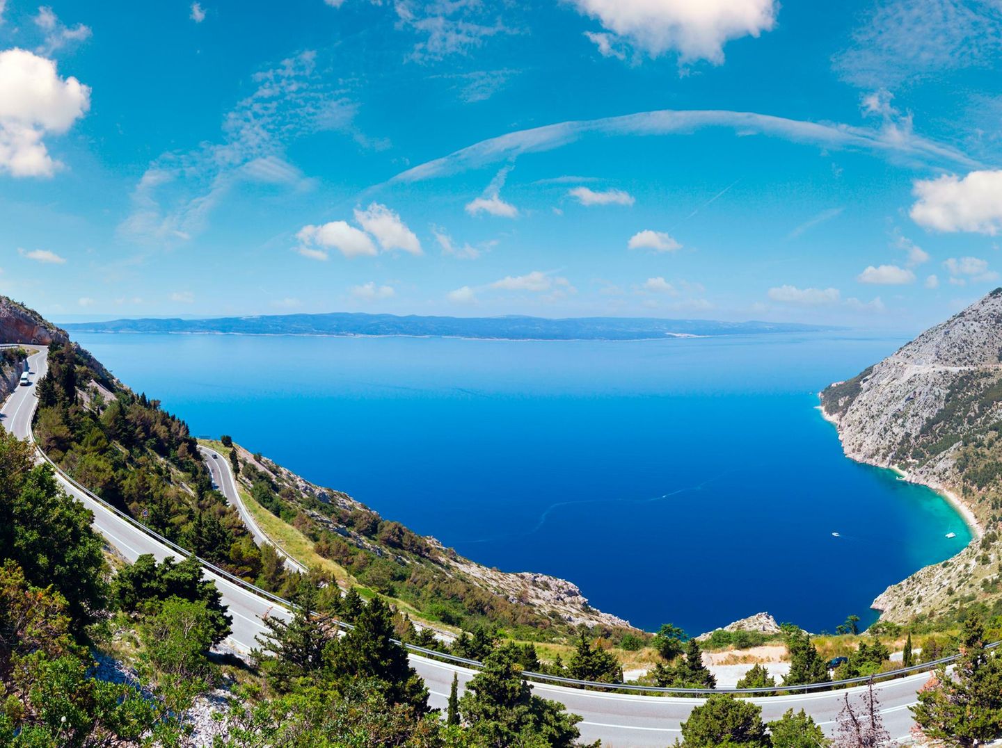 Adria-Magistrale, Italien bis Montenegro Makarska Riviera coast summer view with Adriatic Highway (Jadranska magistrala), Croatia.