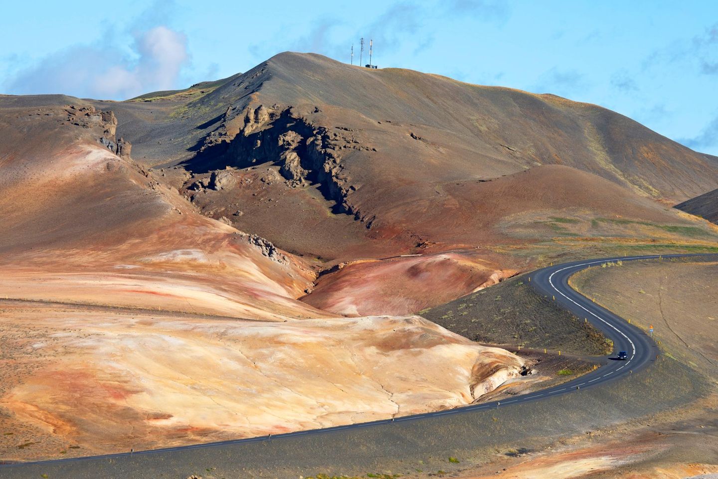 Ringstraße, Island Die Ringroad vor den von vulkanischen Dämpfen in Rottoenen gefärbten Bergen des Dalfjall am Myvatnsee im Norden Islands