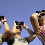 Junge Frauen mit Feldstechern in Beuel am Vilicher Bach in Deutschland