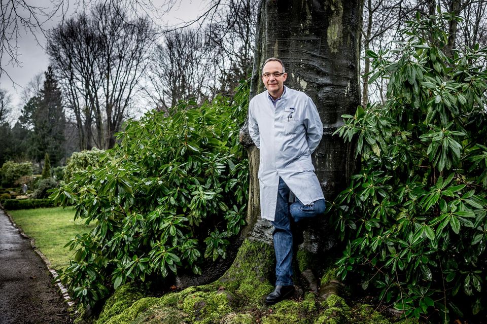 Dr. Claudio Finetti steht vor einem Baum und schaut in die Kamera 1.5004