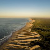 Luftaufnahme, langgezogene Küste entlang von Sanddünen, Wild Coast, Indischer Ozean in Südafrika