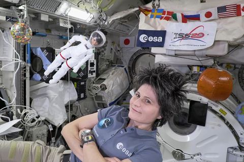 Samantha Cristoforettii mit der Barbie die ich ihrem Ebenbild gefertigt wurde auf der ISS