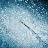 Schiff segelt durch Eis