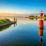 Ruhiges Verse Meer in schöner Lichtstimmung mit roter Boje im Vordergrund