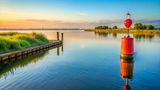 Ruhiges Verse Meer in schöner Lichtstimmung mit roter Boje im Vordergrund