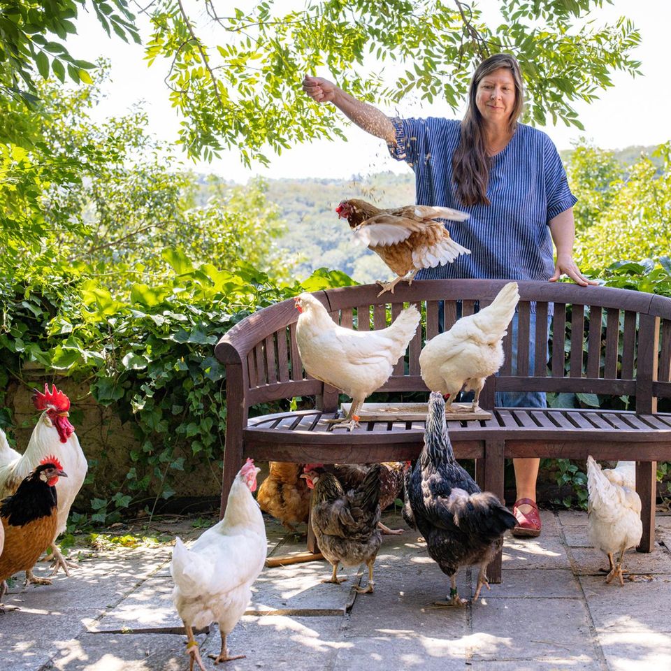 Astrid Drapela mit ihrem Federvieh. Sie sagt: "Hühner zu halten macht einfach glücklich"