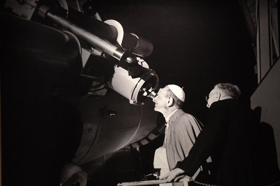Papst Paul VI. schaut am 20. Juli 1969 durch ein Teleskop der vatikanischen Sternwarte 1.3773