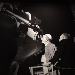 Papst Paul VI. schaut am 20. Juli 1969 durch ein Teleskop der vatikanischen Sternwarte