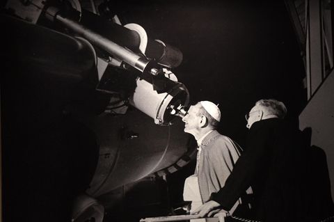 Papst Paul VI. schaut am 20. Juli 1969 durch ein Teleskop der vatikanischen Sternwarte