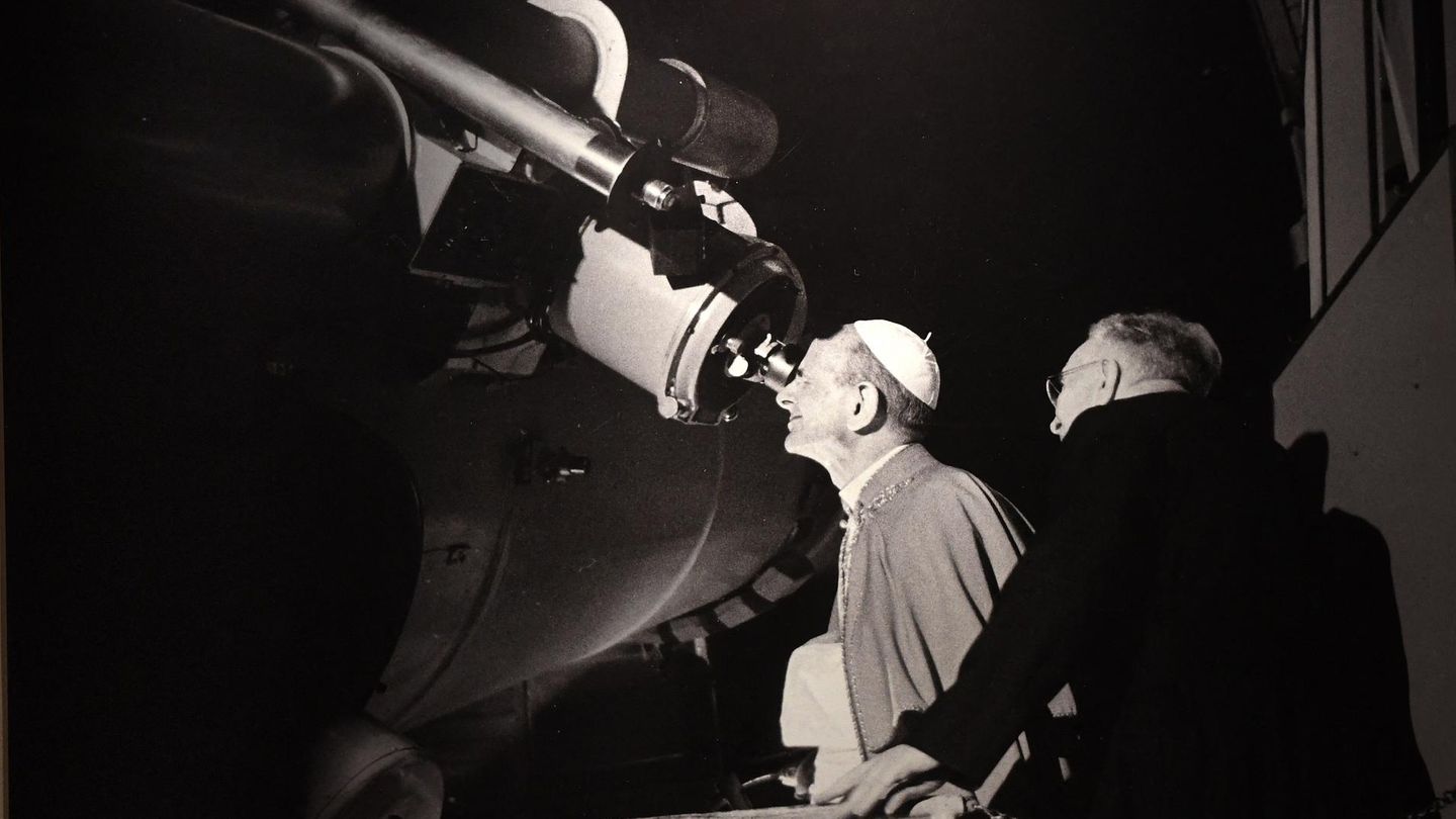 Papst Paul VI. schaut am 20. Juli 1969 durch ein Teleskop der vatikanischen Sternwarte