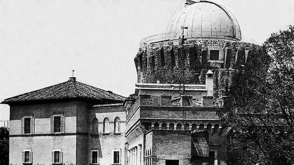 Seit den 1930er-Jahren befindet sich die Vatikanische Sternwarte in Castel Gandolfo. Papst Pius XI. veranlasste den Umzug, da die zunehmende Lichtverschmutzung und das Stadtwachstum in Rom die astronomischen Beobachtungen dort erschwerten