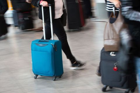 Gewohntes Bild an Flughäfen: Rollkoffer, die klein genug sind, damit sie als Handgepäck durchgehen