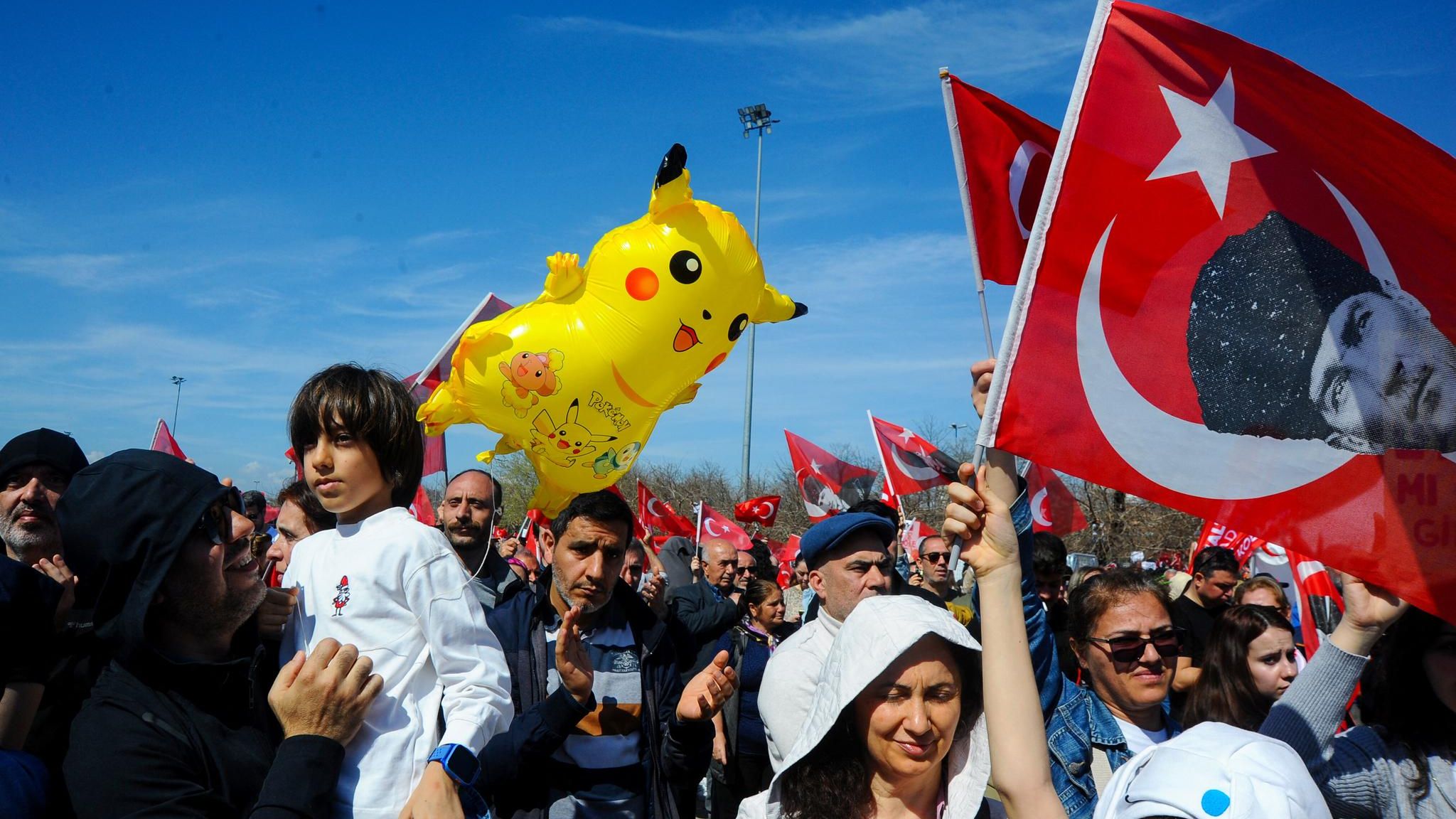 Protestzug, Menschen halten türkische Flaggen