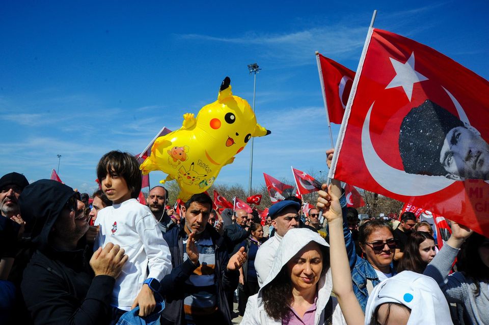 Protestzug, Menschen halten türkische Flaggen 1.5026