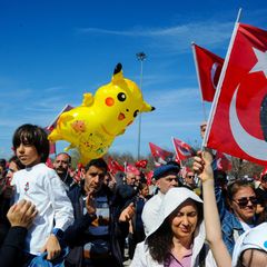 Protestzug, Menschen halten türkische Flaggen
