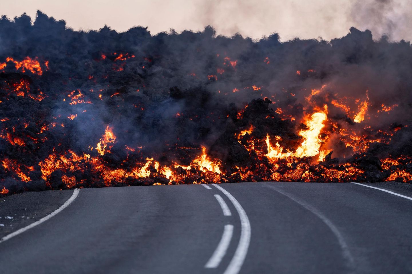Die Lava verschluckt Straßen Vulkanausbruch auf Island