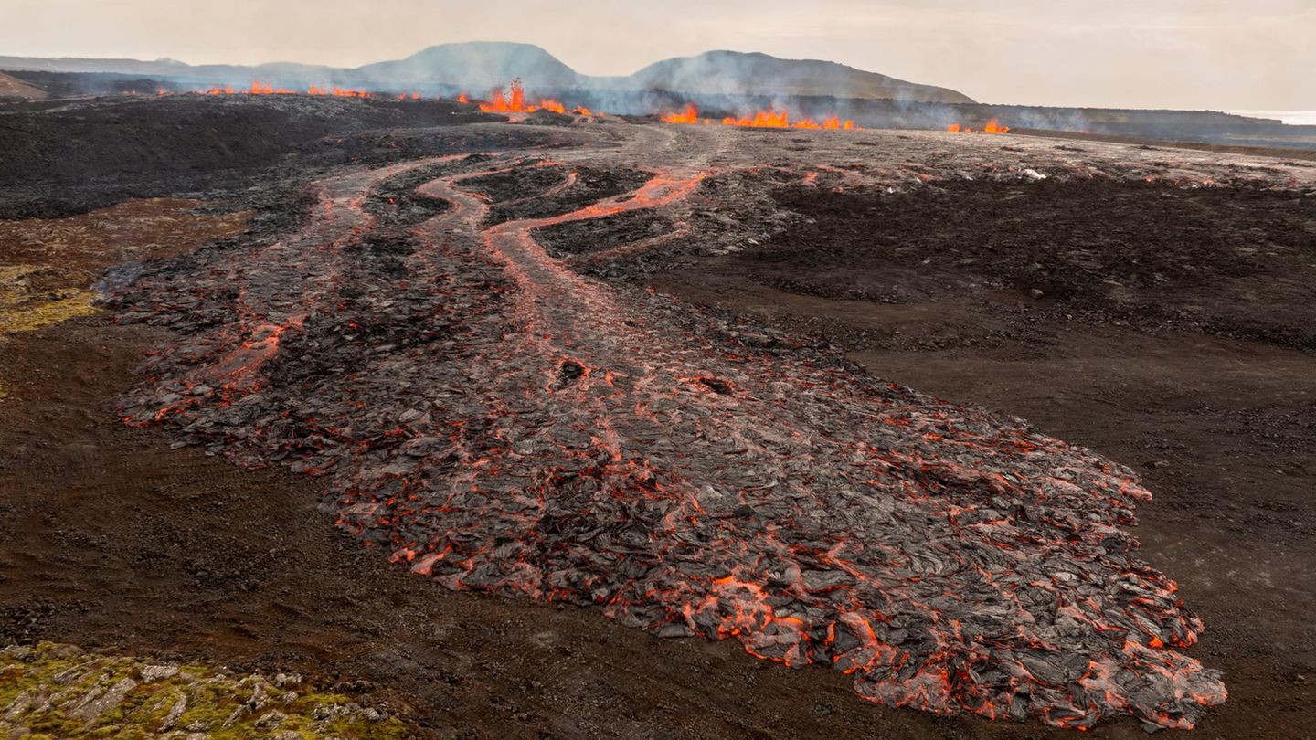Vulkanausbruch in der Nähe von Grindavik auf der Halbinsel Reykjanes, Island, Dienstag, 1. April 2025.