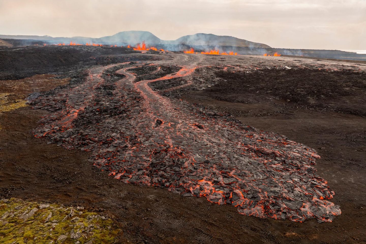 Lavamassen bahnen sich den Weg Vulkanausbruch in der Nähe von Grindavik auf der Halbinsel Reykjanes, Island, Dienstag, 1. April 2025.