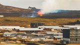 Grindavík mit Lava im Hintergrund