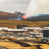 Grindavík mit Lava im Hintergrund