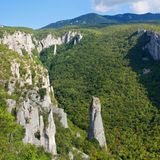 Steile Felsen mit viel Wald und Macchia dazwischen