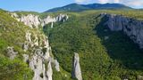 Steile Felsen mit viel Wald und Macchia dazwischen