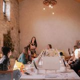 Eine Gruppe beim Malkurs in einem alten, hohen Gemäuer