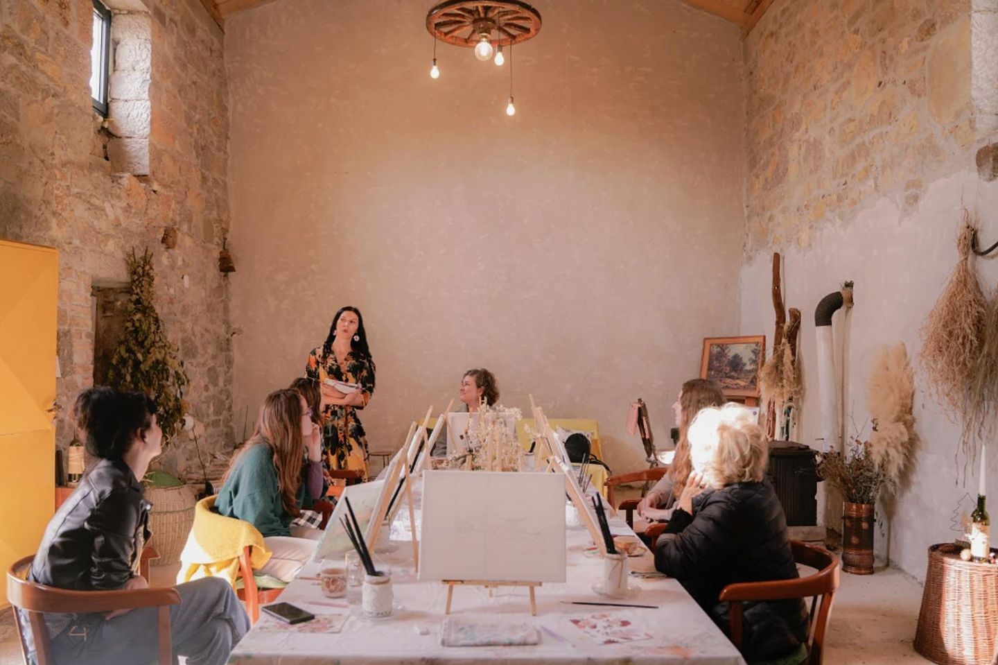 Trnoružica: Übernachten in der "schlafenden Schönheit“ Eine Gruppe beim Malkurs in einem alten, hohen Gemäuer