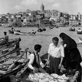 Kleine und große Boote gehören in der Stadt am Wasser zu den wichtigsten Transportmitteln, bringen Passagiere und Güter oft schneller ans Ziel, als es der Straßenverkehr vermag. Als "Auge Istanbuls" gilt der dort 1928 geborene Fotograf Ara Güler, von dem die meisten der hier gezeigten Aufnahmen stammen. Über Jahrzehnte dokumentiert Güler das sich wandelnde Leben in seiner Heimatstadt. Dieses Foto macht er 1960 am Goldenen Horn.