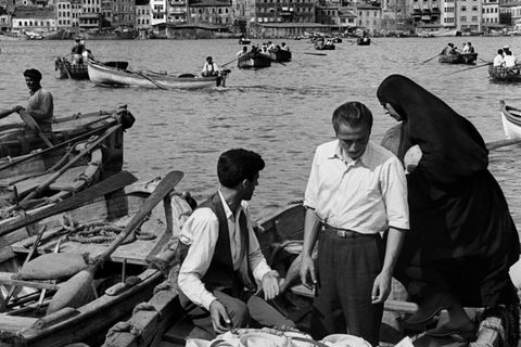Kleine und große Boote gehören in der Stadt am Wasser zu den wichtigsten Transportmitteln, bringen Passagiere und Güter oft schneller ans Ziel, als es der Straßenverkehr vermag. Als "Auge Istanbuls" gilt der dort 1928 geborene Fotograf Ara Güler, von dem die meisten der hier gezeigten Aufnahmen stammen. Über Jahrzehnte dokumentiert Güler das sich wandelnde Leben in seiner Heimatstadt. Dieses Foto macht er 1960 am Goldenen Horn.