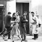 In den 15 Jahren seiner Präsidentschaft krempelt Atatürk sein Land um: Die von ihm 1923 gegründete Republik Türkei soll nichts mehr gemein haben mit dem maroden spätosmanischen Reich, aus dem sie hervorgegangen ist. Kulturell westlich ausgerichtet und modern wünscht sich Atatürk sein Volk. Doch die Verbindungen zur Vergangenheit lassen sich nicht so einfach kappen. Und so wirkt Istanbul Mitte des 20. Jahrhunderts wie eine Stadt, in der sich verschiedene Zeitalter überlappen, etwa wenn aktuelle westliche Moden ungebremst auf osmanische Traditionen prallen (Foto von 1964).