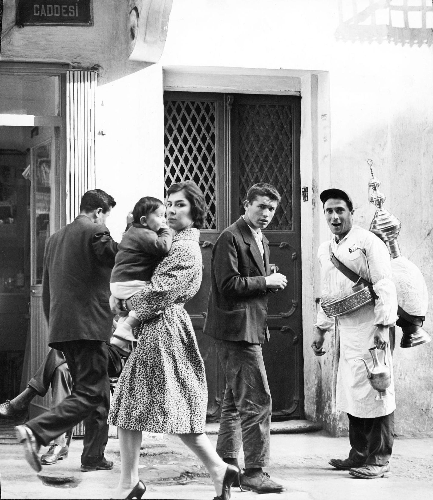 Zwischen gestern und morgen In den 15 Jahren seiner Präsidentschaft krempelt Atatürk sein Land um: Die von ihm 1923 gegründete Republik Türkei soll nichts mehr gemein haben mit dem maroden spätosmanischen Reich, aus dem sie hervorgegangen ist. Kulturell westlich ausgerichtet und modern wünscht sich Atatürk sein Volk. Doch die Verbindungen zur Vergangenheit lassen sich nicht so einfach kappen. Und so wirkt Istanbul Mitte des 20. Jahrhunderts wie eine Stadt, in der sich verschiedene Zeitalter überlappen, etwa wenn aktuelle westliche Moden ungebremst auf osmanische Traditionen prallen (Foto von 1964).