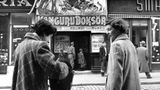 Zwei Sekretärinnen des britischen Generalkonsulats in Istanbul vor einem Kino. Atatürk sieht den Westen als Inbegriff des Fortschritts. Er und seine Nachfolger richten die Türkei radikal an den Idealen der europäischen Aufklärung aus, drücken Reformen und Modernisierungen kompromisslos durch. Ankara sucht nicht zuletzt aus wirtschaftlichen und sicherheitspolitischen Gründen den Anschluss an Europa und die USA, tritt 1952 der NATO bei.